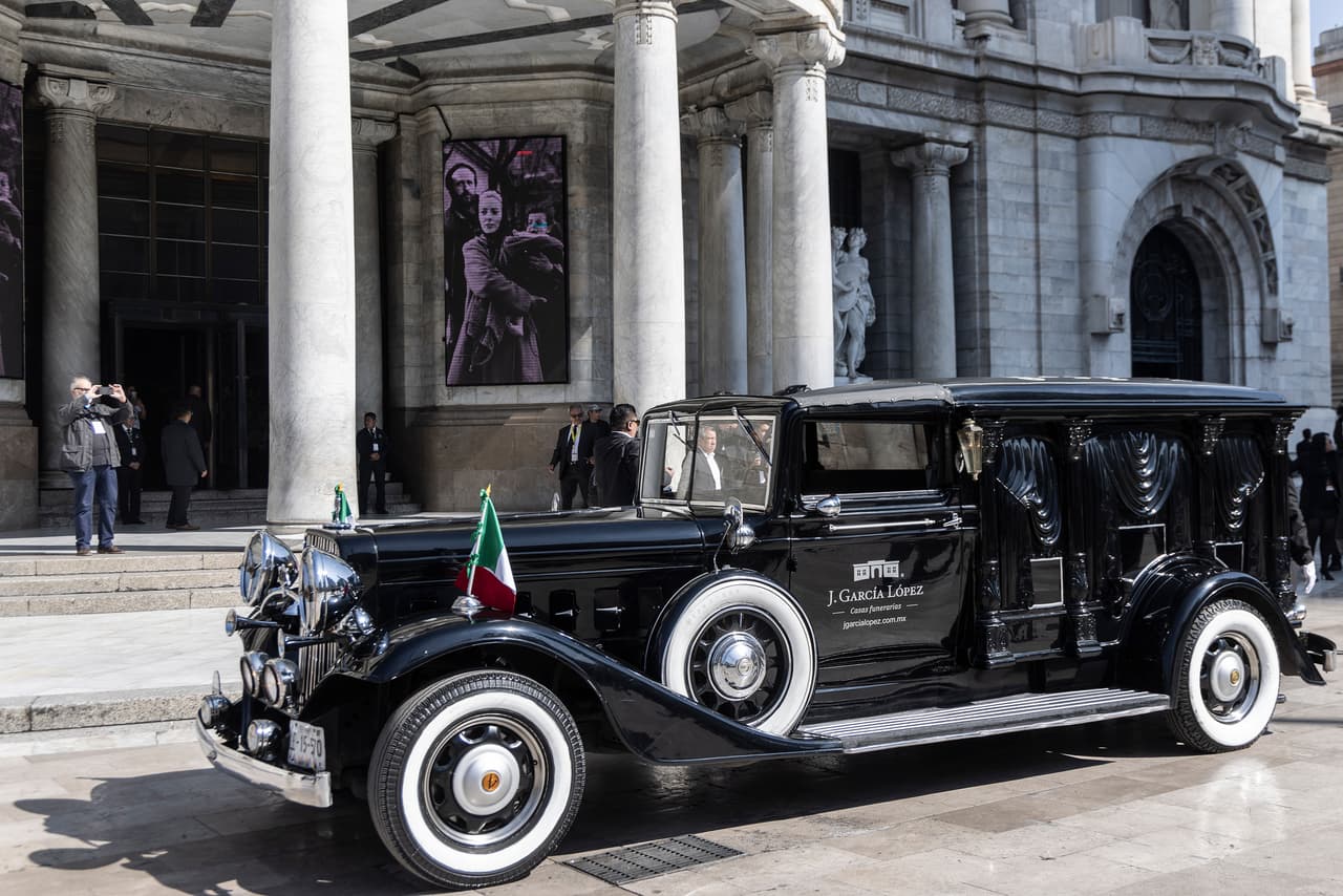 La carroza fúnebre donde se trasladaron los restos mortales de Silvia Pinal el 30 de noviembre de 2024.