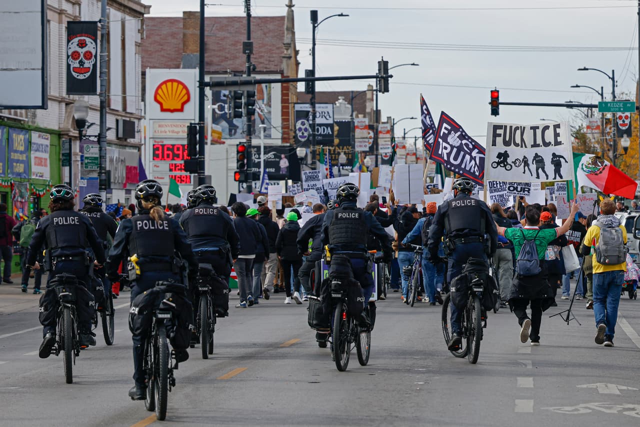 La administración del presidente
<b>Donald Trump</b> solicitó a la
<b>Corte Suprema</b> revertir fallos que bloquean el despliegue de la
<a href="https://www.univision.com/local/chicago-wgbo/greg-bovino-alto-mando-de-cbp-enfrentara-a-la-corte-tras-operativo-polemico-en-chicago" target="_blank">Guardia Nacional </a>en Chicago. Según la Casa Blanca, este envío de cientos de efectivos es necesario para
<b>combatir el crimen</b> y
<b>proteger instalaciones federales</b> relacionadas con inmigración.
<br>
<br>El debate continúa en tribunales, mientras organizaciones civiles denuncian una militarización de los vecindarios latinos.
<br>