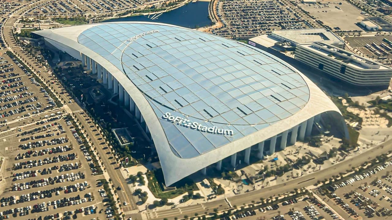 <a href="https://www.univision.com/noticias/linea-de-fuego/politicas-migratorias-clima-e-infraestructura-los-retos-de-eeuu-como-coanfitrion-del-mundial-2026-video" target="_blank">En Estados Unidos,</a> el Mundial tendrá sedes en ciudades como
<b>Dallas, Houston, Miami, Nueva York, Los Ángeles y Seattle</b>, entre otras. Ser voluntario aquí significa
<b> recibir a millones de aficionados internacionales</b>, mostrar el orgullo local y vivir de cerca la fiesta del fútbol más grande del planeta.