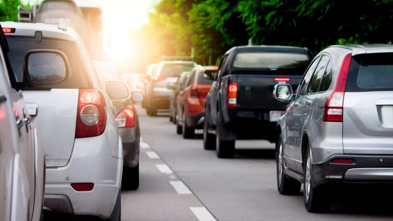 <h3 class="cms-H3-H3">Qué significa realmente DIP</h3> DIP no es una sigla, es una palabra en inglés que significa
<b>“depresión o hundimiento en la vía”</b>.
<br>En señales de tránsito se usa para advertir
<b>“un cambio abrupto en el nivel del pavimento”</b>.
<br>En algunos puntos, la señal aparece acompañada por una velocidad recomendada.
<b>No es un límite obligatorio</b> como las señales blancas, pero sirve como guía práctica para atravesar el tramo con seguridad.