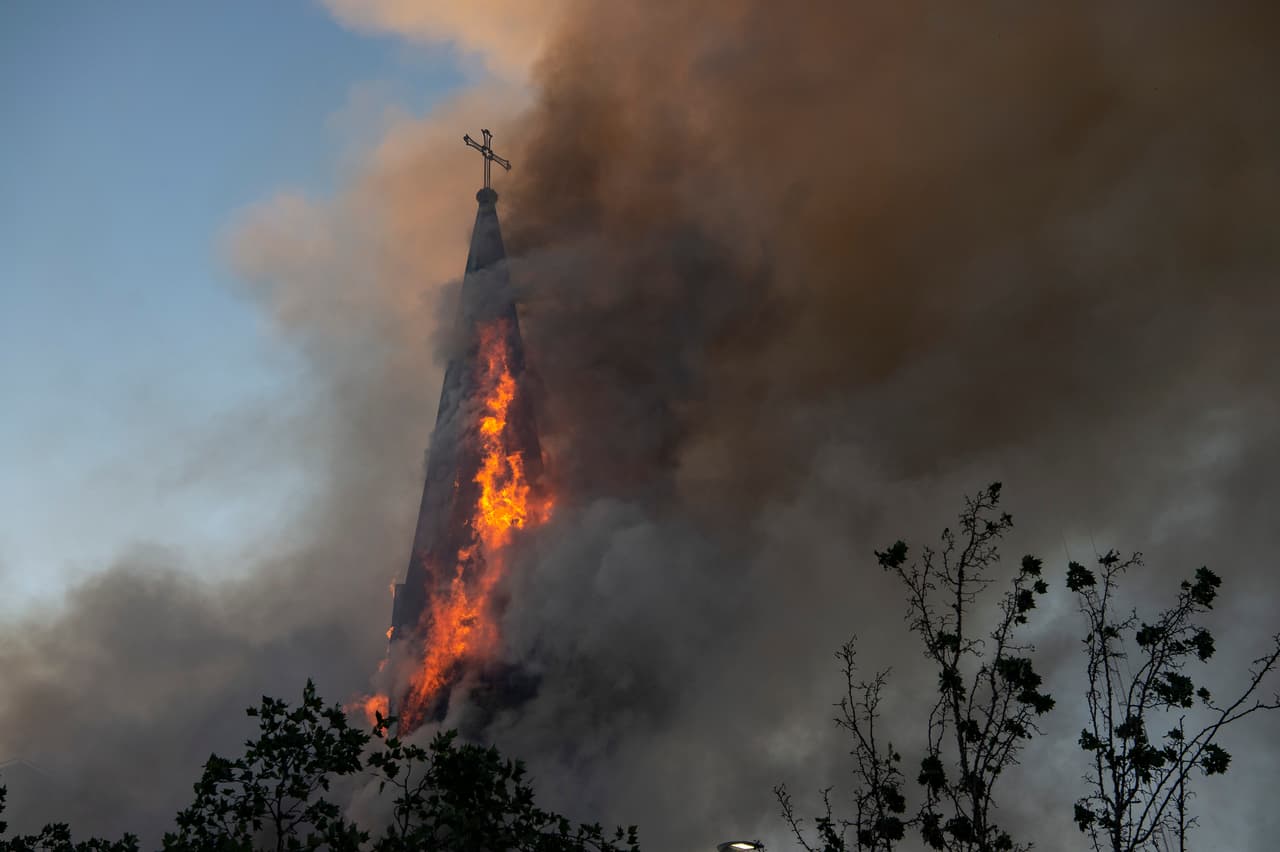 La pequeña iglesia de la Asunción se convirtió en el segundo templo en ser atacado durante esta jornada de protestas en la capital. La estructura fue atacada por manifestantes encapuchados en momentos en que transcurrían varias horas de manifestación pacífica en los alrededores de la Plaza Italia.