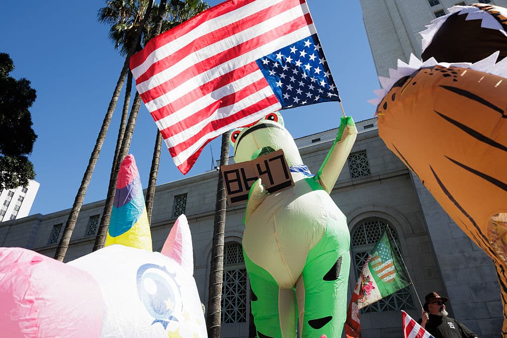 En Los Ángeles, epicentro de la resistencia en California debido a las redadas de ICE y el despliegue de la Guardia Nacional por orden de Trump, las protestas se han convertido en un símbolo de defensa de la democracia y los derechos civiles.
<br>