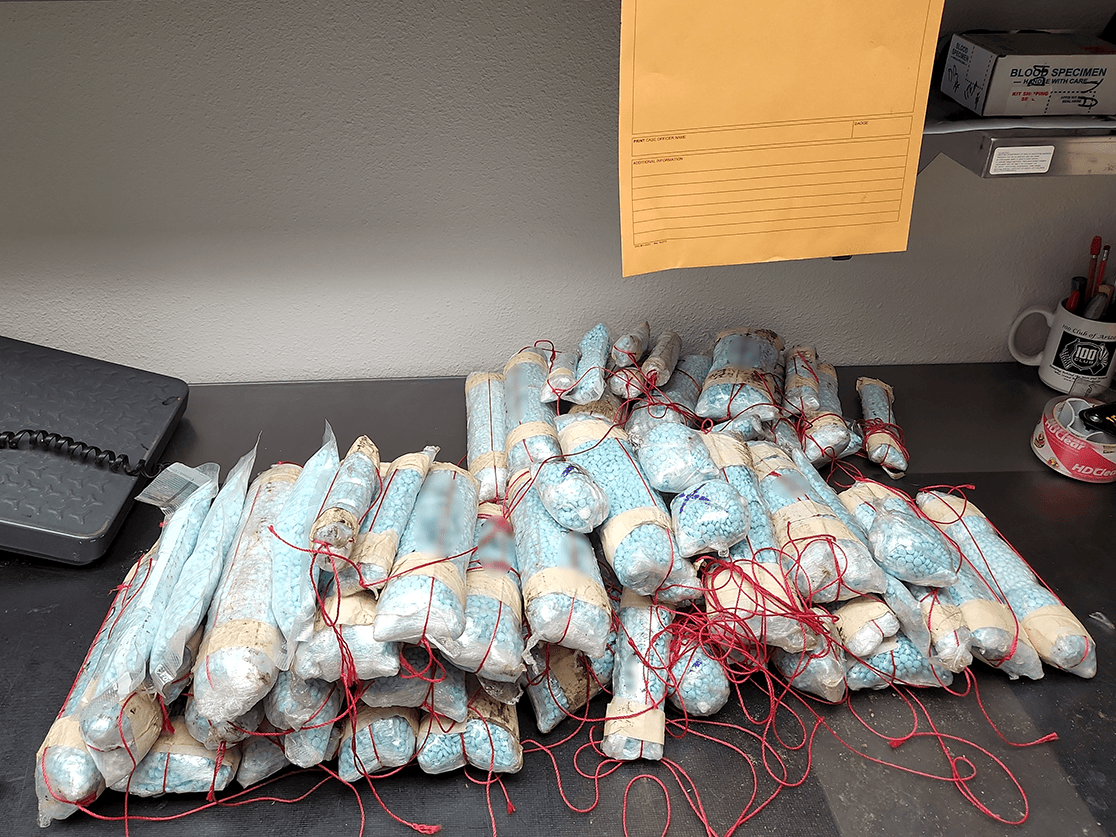 El conductor fue identificado como Izayah D. Ocasio, de 20 años, residente de Phoenix. Fue arrestado y fichado en la cárcel del condado de Pinal por cargos que incluyen posesión, transporte y venta de estupefacientes.