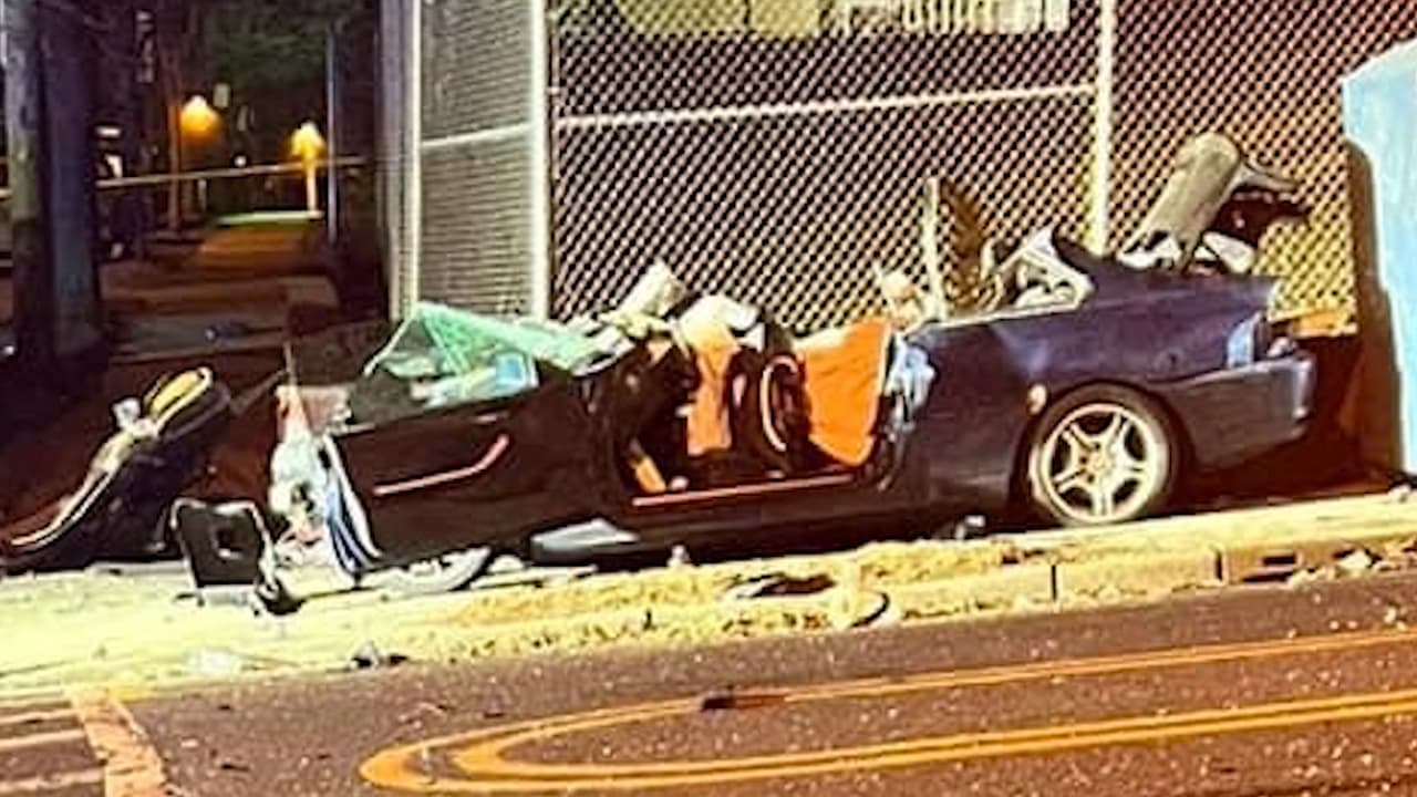 El auto en el que viajaban
<b>fue impactado de lleno por un sedan negro</b>, que la familia presume que se trata de un carro robado.
<br>