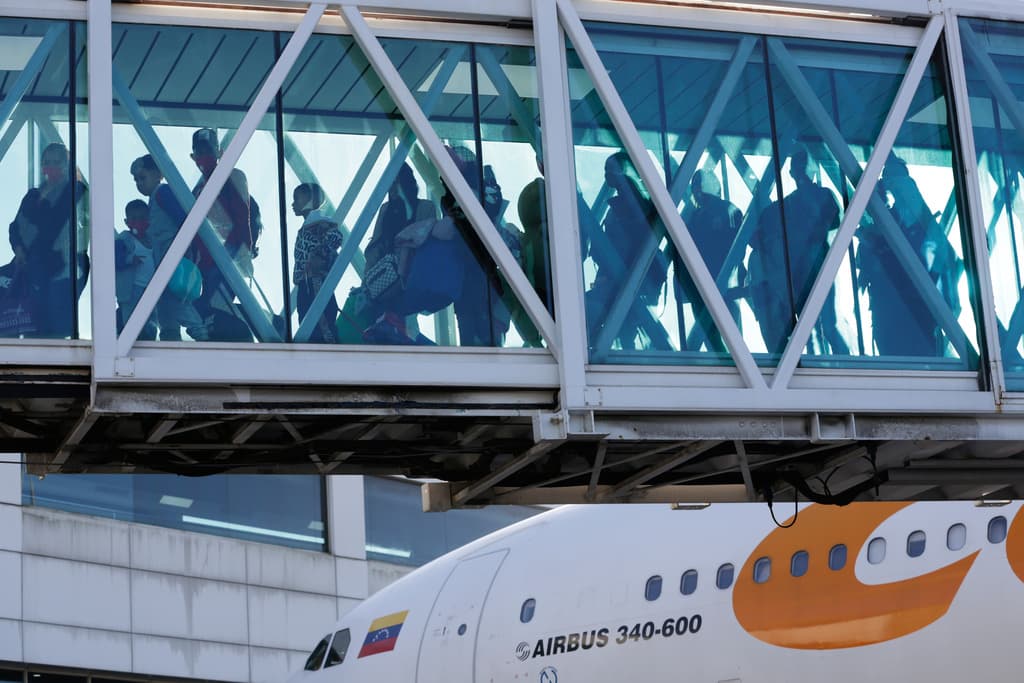 EEUU retoma vuelos de deportación a Venezuela pese a alerta de Trump a aerolíneas