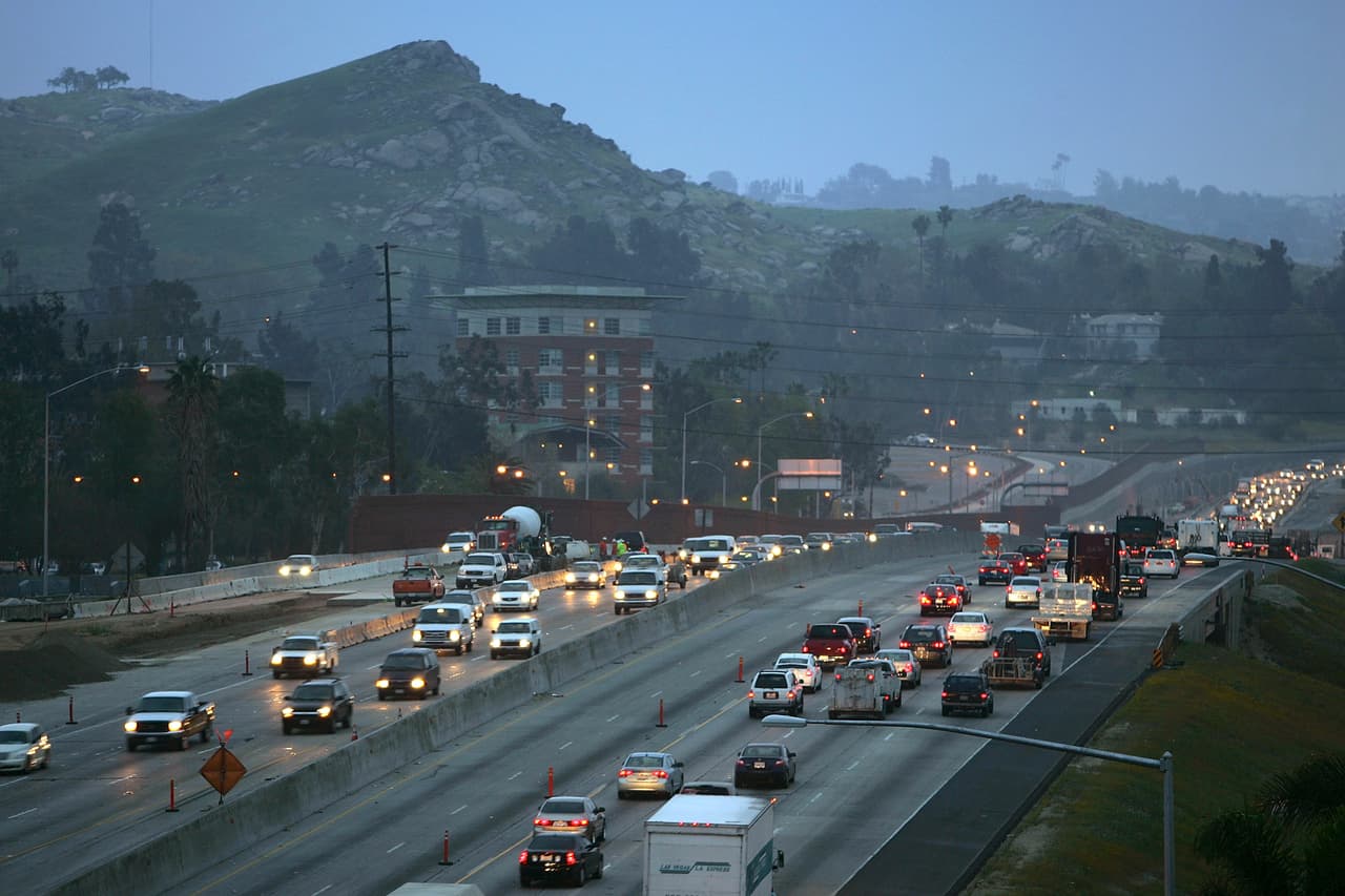 <b>15 de marzo</b> – El presidente Trump anuncia una revisión de los estándares de eficiencia de combustible para los vehículos que, según su diseño, disminuyen los gases de invernadero y otros contaminantes. Se pidió una revisión sobre una decisión tomada durante el mandato del expresidente Obama que exigía una economía de combustible mejorada para el año 2025. Esto por parte de ejecutivos de compañías automovilísticas. Pruitt las calificó como “costosas para los fabricantes de automóviles y el pueblo estadounidense”. Más información en http://uni.vi/bmDB30dWwAH.