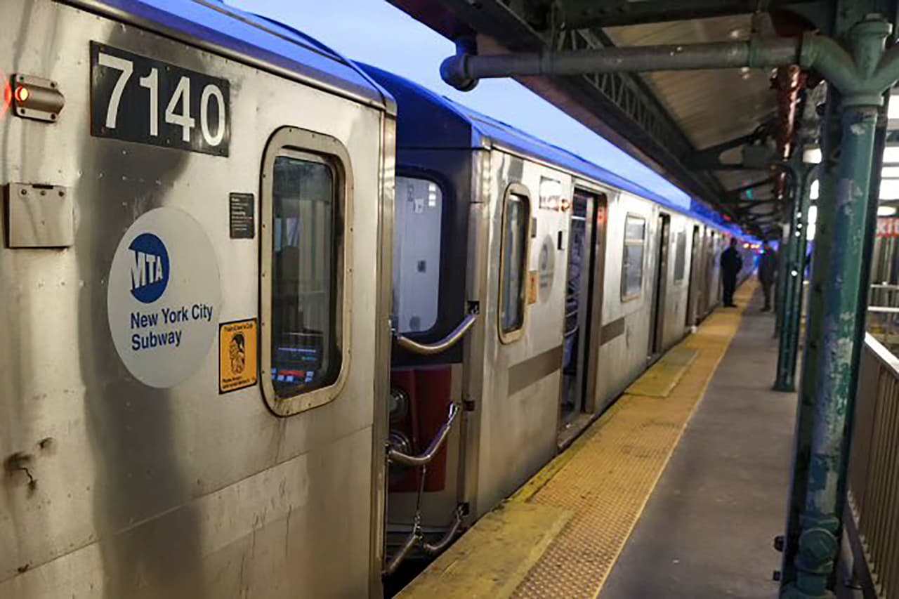 Un hombre lanzó a su novia a las vías del metro en NY; la mujer perdió ambos pies