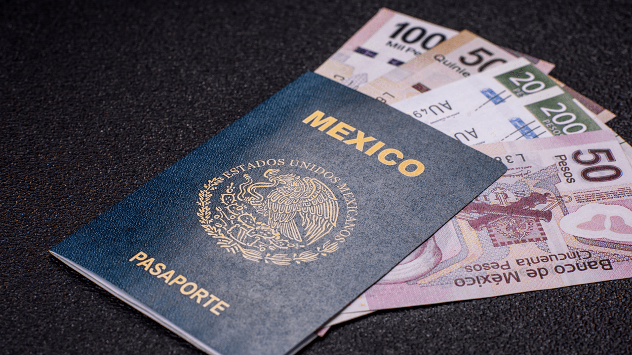 <h2 class="cms-H2-H2">4. Pagar por el pasaporte</h2>
<br>
<br>-Vigencia de 1 año: $42 dólares
<br>-Vigencia de 3 años: $99 dólares
<br>-Vigencia de 6 años: $133 dólares
<br>-Vigencia de 10 años: $203 dólares
<br>Hay un descuento del 50% para personas mayores de 60 años. El pago para el pasaporte se hace en el consulado.
