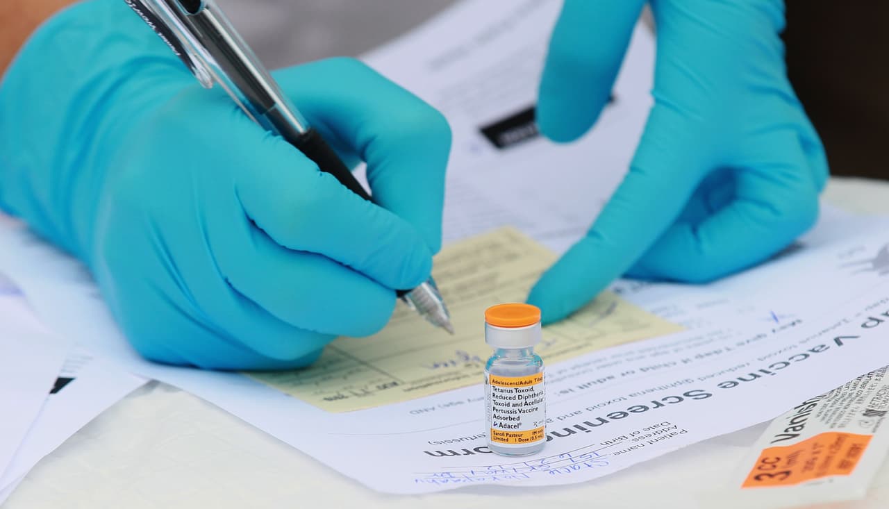 El Departamento de Salud planea revisar el calendario de vacunación infantil para recomendar menos vacunas: reportes