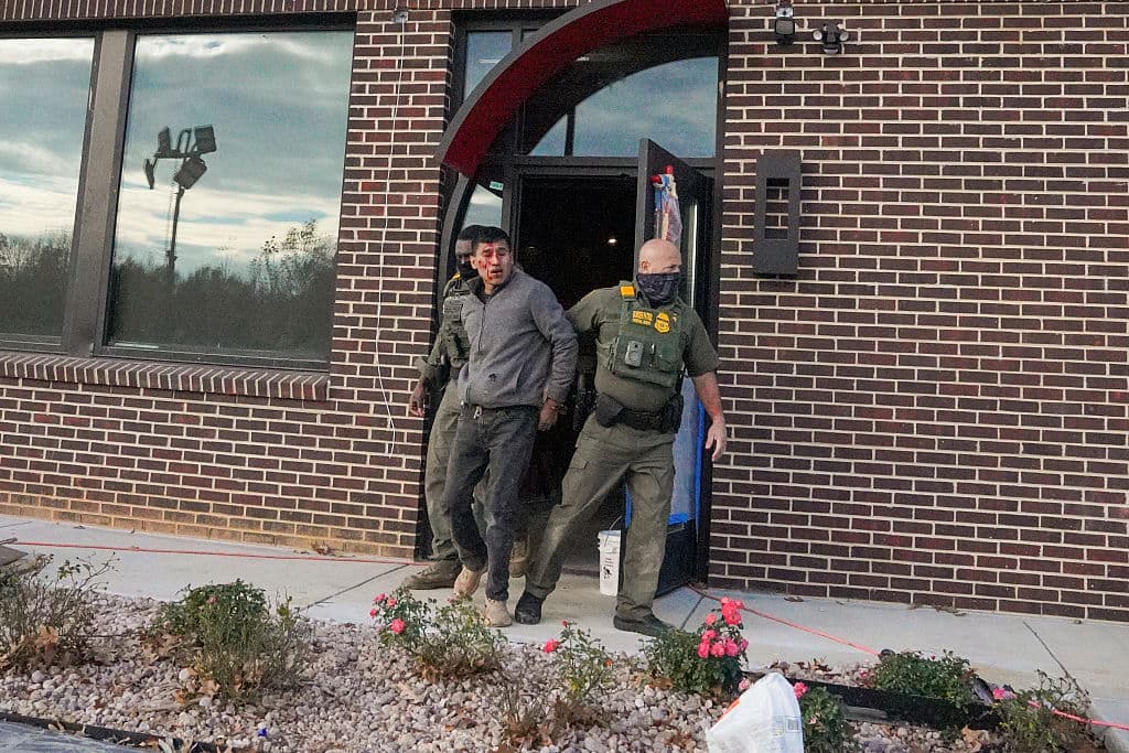 Visiblemente herido, el trabajador fue sacado rápidamente del lugar. En
<b>una grabación de un testigo </b>a la que Univision tuvo acceso, se le escuchó
<b>preguntar por su billetera</b>.