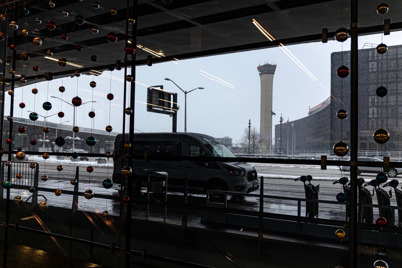 Uno de las personas que vivió estos retrasos el domingo fue
<b>Will Barney, de 25 años</b>, quien regresaba a Charlotte, Carolina del Norte, tras visitar Chicago.
<br>
<br>“Creo que voy por mi tercer retraso",agregó Barney mientras esperaba en un pasillo entre los vestíbulos.