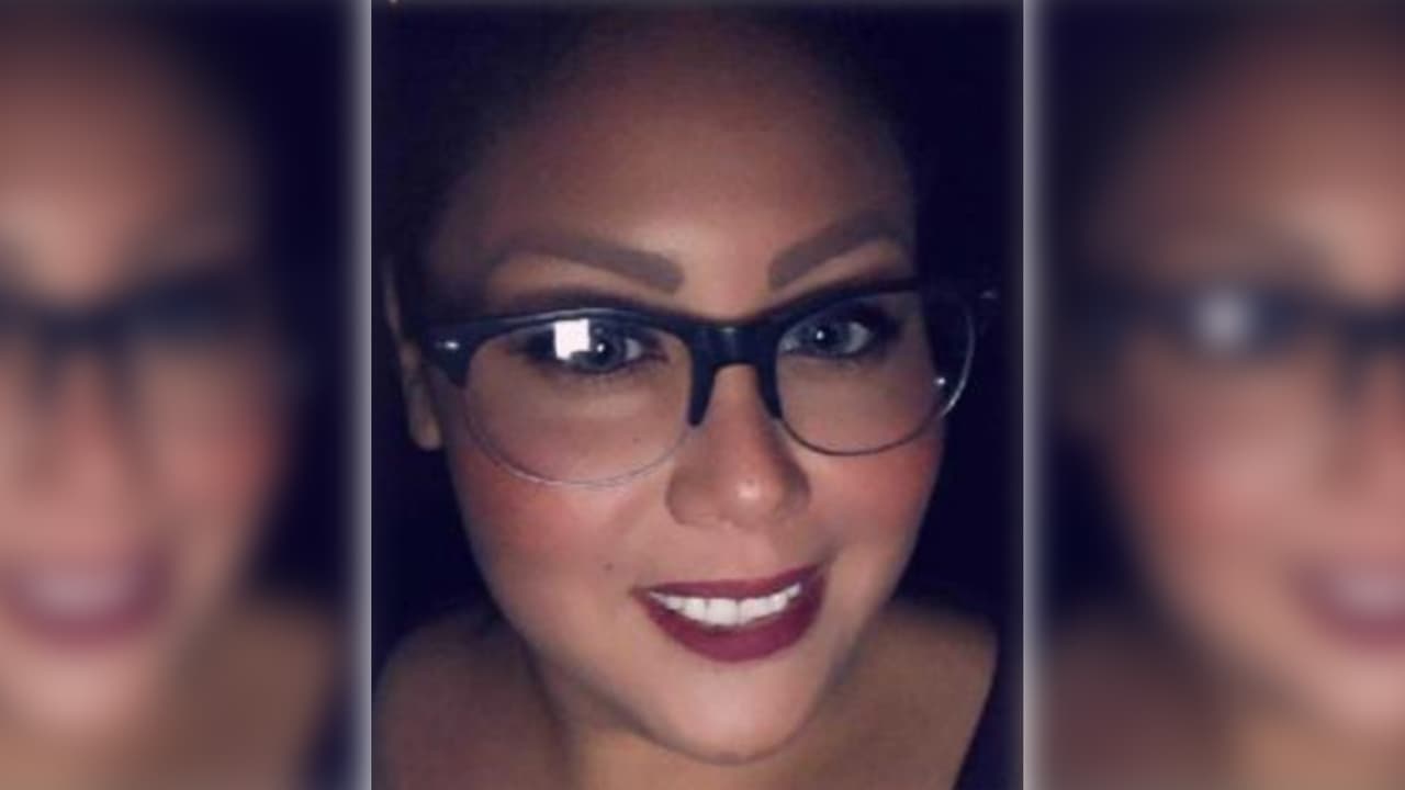 <b>Perla Ercia </b>es
<b>madre de un bebé de cuatro semanas</b> de nacido. El bebé se encuentra en la casa bajo el cuidado de la madre de Perla, de edad avanzada, y quien también cuida a la abuela de Perla.
<br>
<br>Perla tiene los ojos color marrón, cabello oscuro rizado corto, mide unos 1.65 metros de altura (5'4") y pesa 113 kilogramos (249 libras) y tiene un
<b>tatuaje del símbolo de infinito en la muñeca izquierda. </b>
<br>
<br>Vestía una camiseta negra la última vez que fue vista.