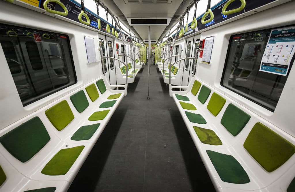Un vagón de metro vacío en Buenos Aires. El presidente Alberto Fernández declaró cuarentena obligatoria nacional. Solo aquellos que trabajan en el sistema de salud, producción y comercialización de alimentos, prensa y otros servicios esenciales están autorizados a circular. Argentina registró el sábado la cuarta víctima fatal por la pandemia.