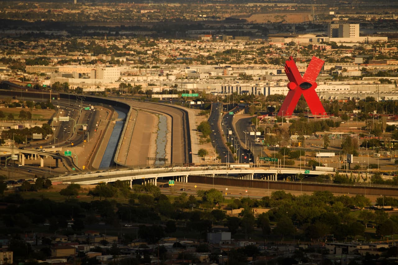 Debido al incremento de la violencia, desapariciones y robos, el gobernador electo de Nuevo León,
<b>Samuel García Sepúlveda</b>, tiene entre sus propuesta la creación de la carretera La Gloria-Colombia.