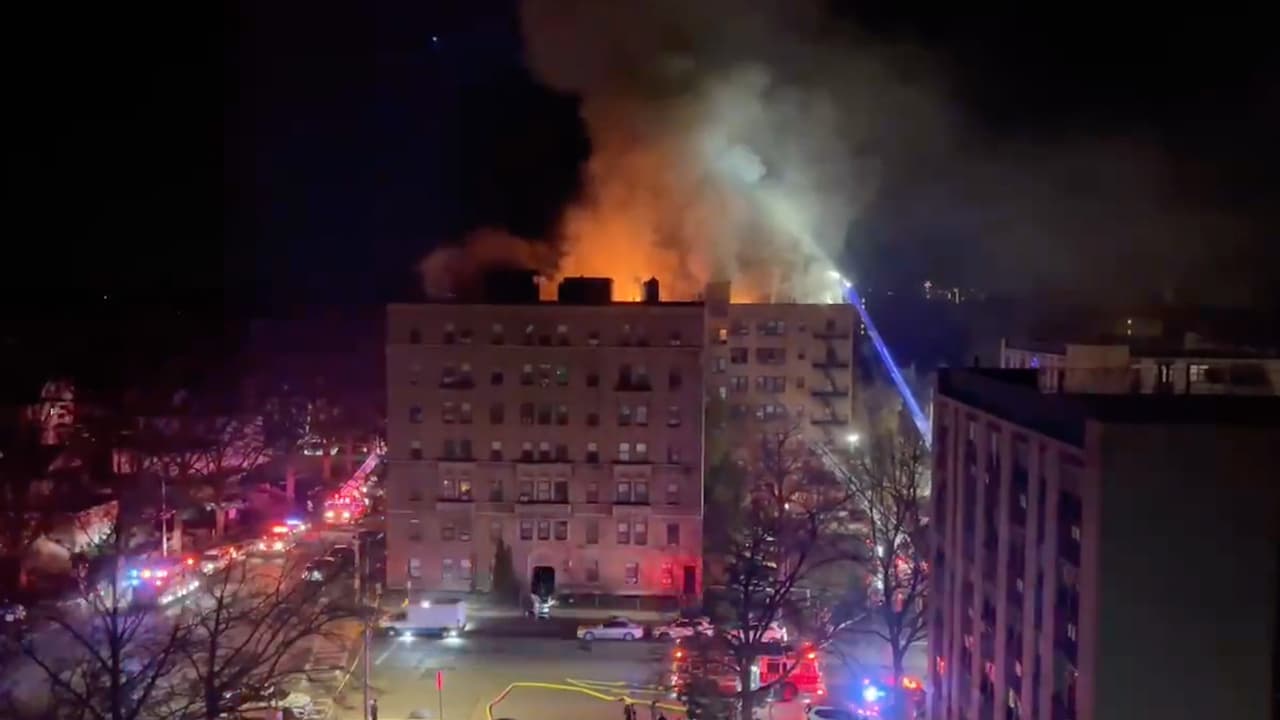 Incendio arrasa edificio en Mount Vernon dejando decenas de evacuados y daños severos