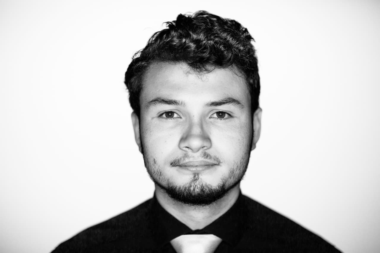 15 years in the USA. He arrived from Honduras aged four. He is covered by the DACA program and was arrested for possessing marijuana, which is a misdemeanor in the state where he lives. He was referred to immigration authorities before going through a legal process and seeing a judge. He was about to be deported, but thanks to his lawyers and the support of his community, he received parole. "I had no plans in Honduras, I never knew the country, I have lived all my life here ... I love my parents, it's great to be with you again."