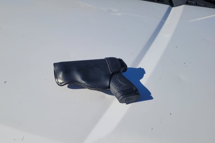 El detenido tenía en su poder una pistola 9 milímetros que se encontraba cargada.