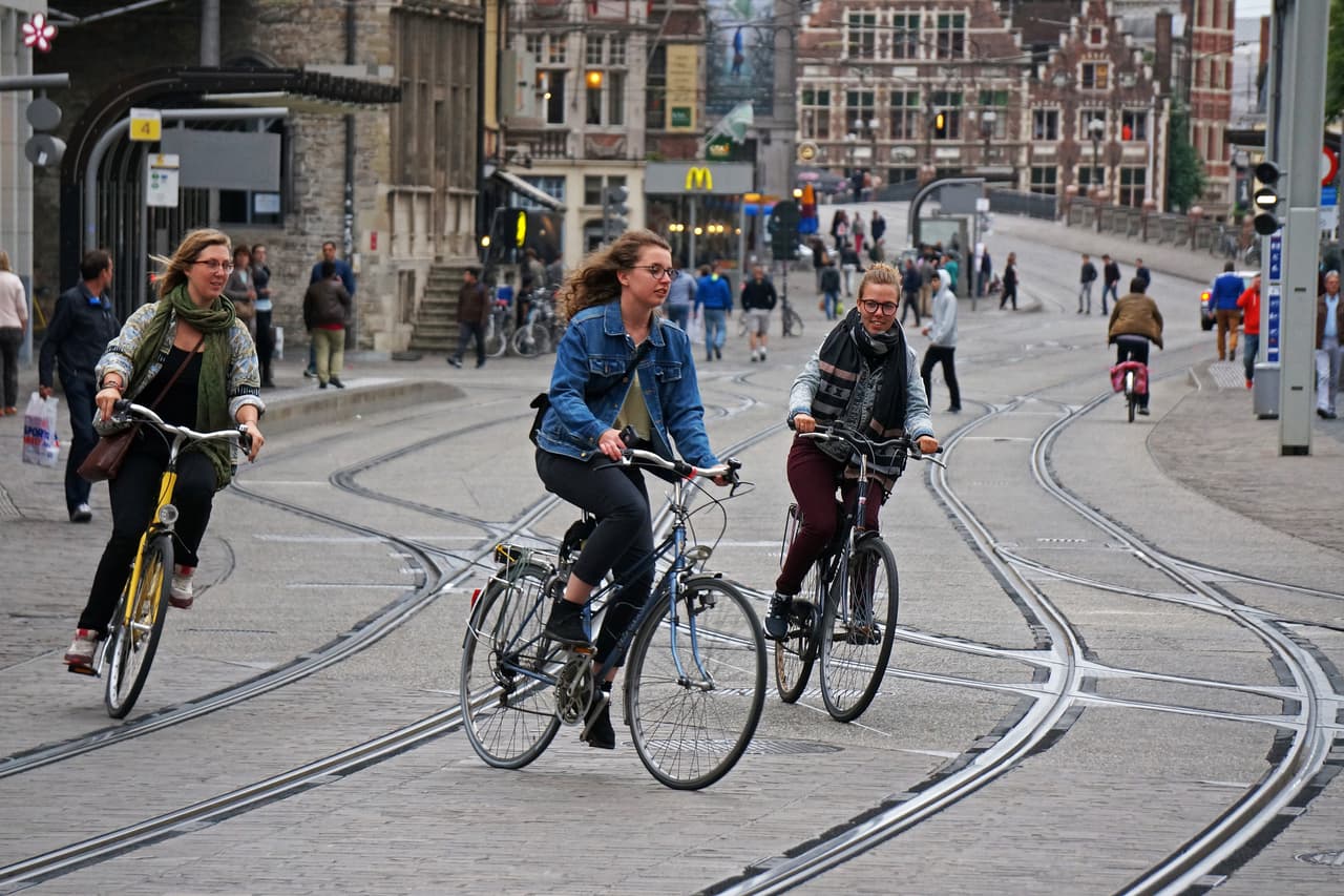 <b>Puesto 19: Bélgica</b>
<br>
<br>La vecina de Francia, Bélgica, un país con aproximadamente 12 millones de habitantes, descendió dos posiciones respecto al año anterior.
<br>
<br>Los expertos basan la clasificación en datos de la encuesta mundial de Gallup y en:
<b>niveles de PIB, esperanza de vida, generosidad, apoyo social, libertad y corrupción.</b>
<br>