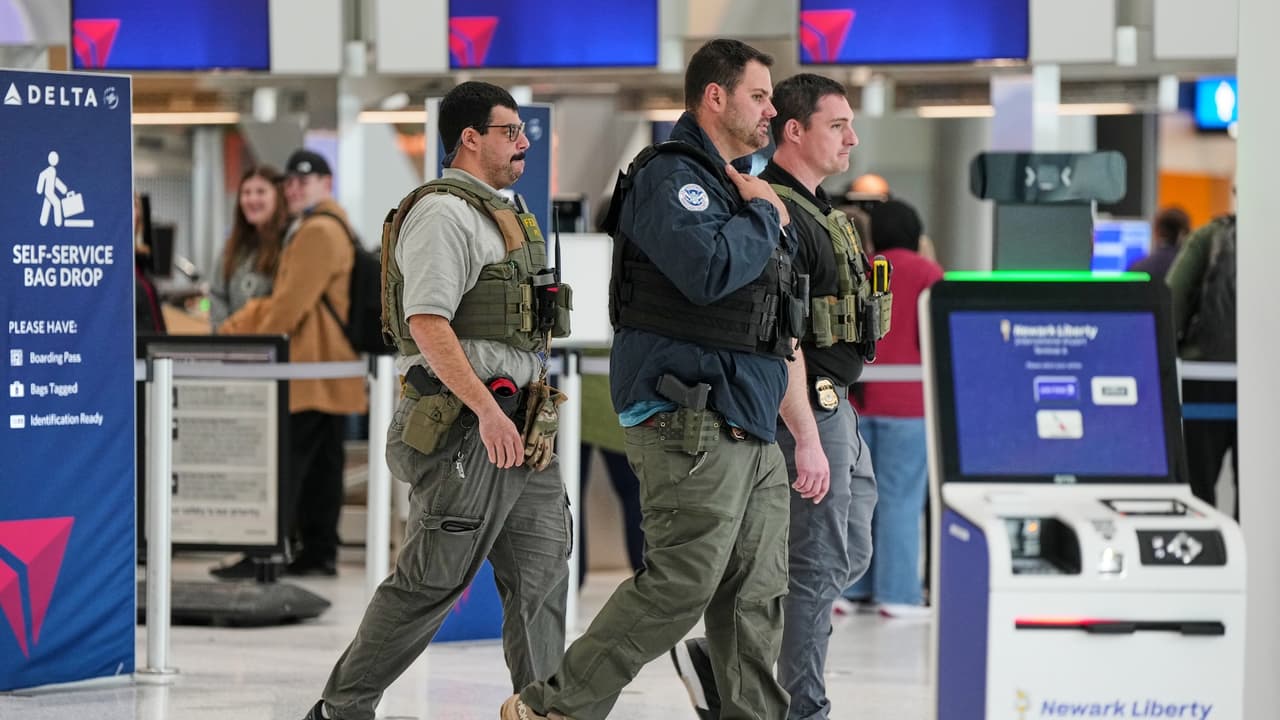 "Cada vez que Trump se involucra, crea caos": Sherrill critica despliegue de ICE en aeropuertos de EE.UU.