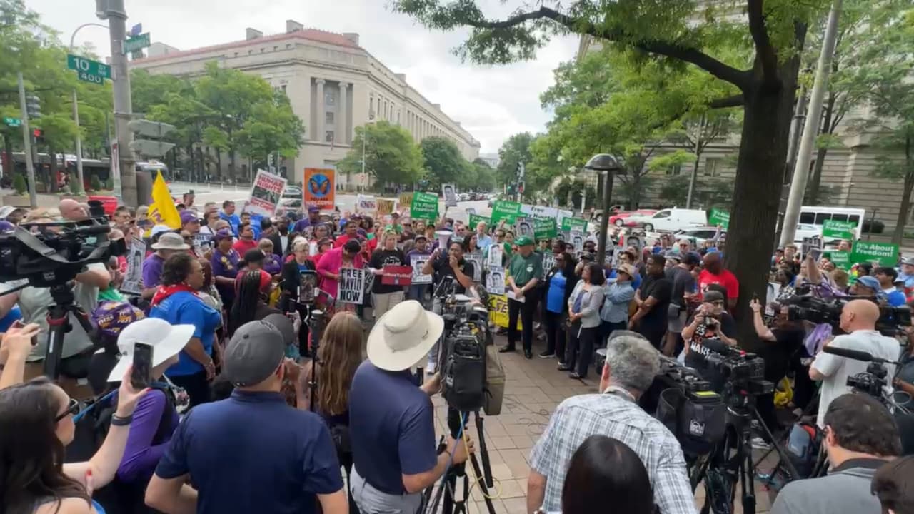 DC comienza manifestaciones para que ICE salga de la ciudad de Los Ángeles