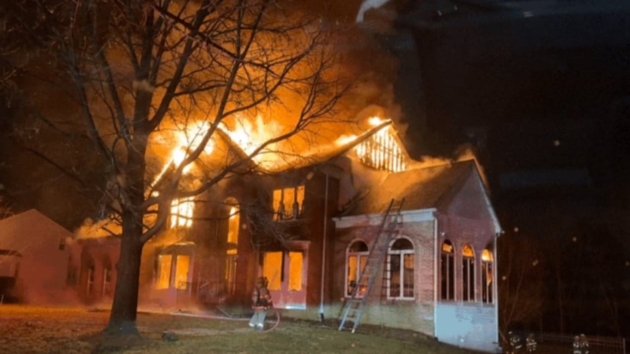 Lámpara de calor cerca de gallinero desata incendio de $1 millón en Montgomery