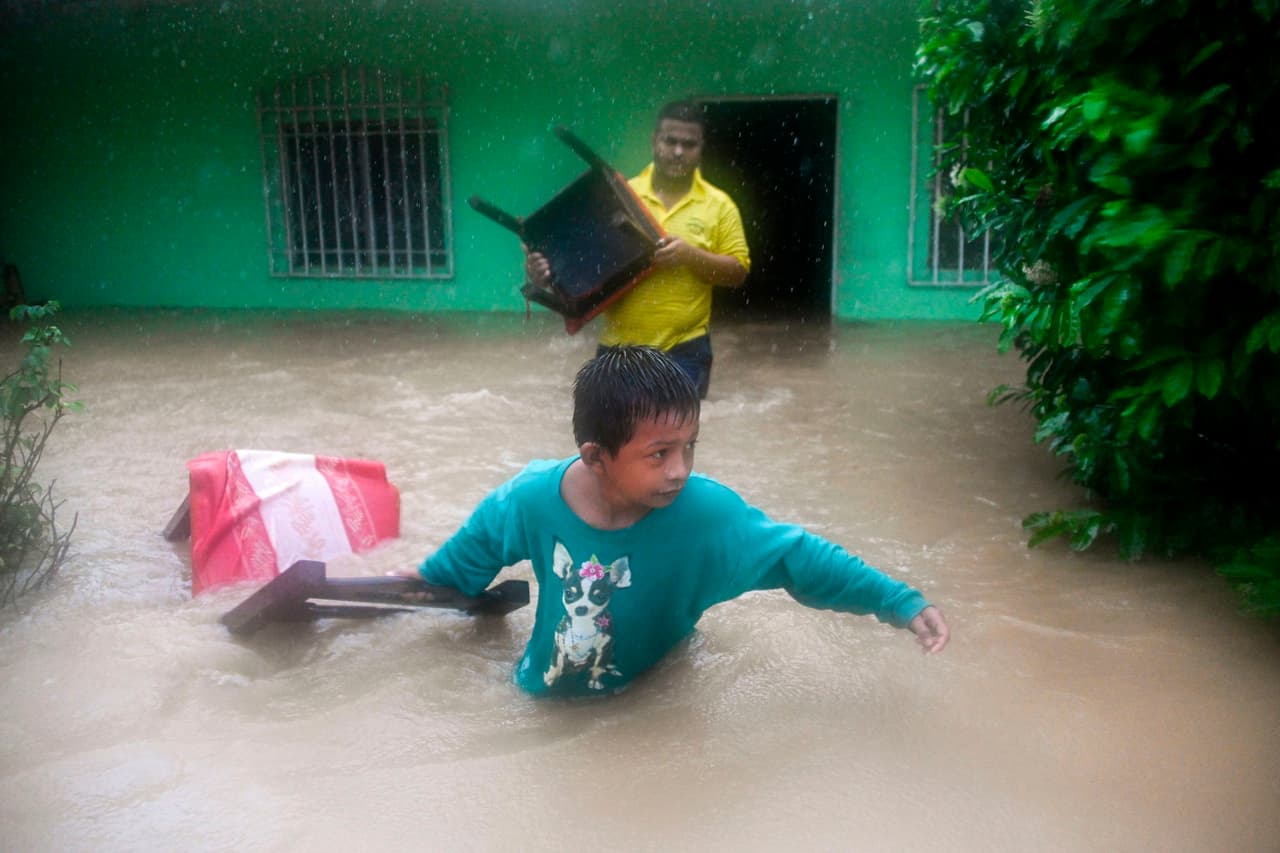 Al menos 70 personas fallecieron en Centroamérica, la mayoría de ellas en Guatemala, en donde un alud sepultó buena parte de una aldea, dejando más de 50 fallecidos, informaron las autoridades.
