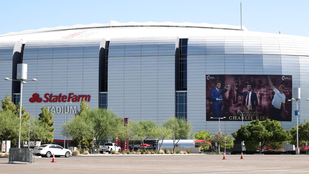El State Farm Stadium en Glendale, Arizona, listo para el Memorial en honor de Charlie Kirk.