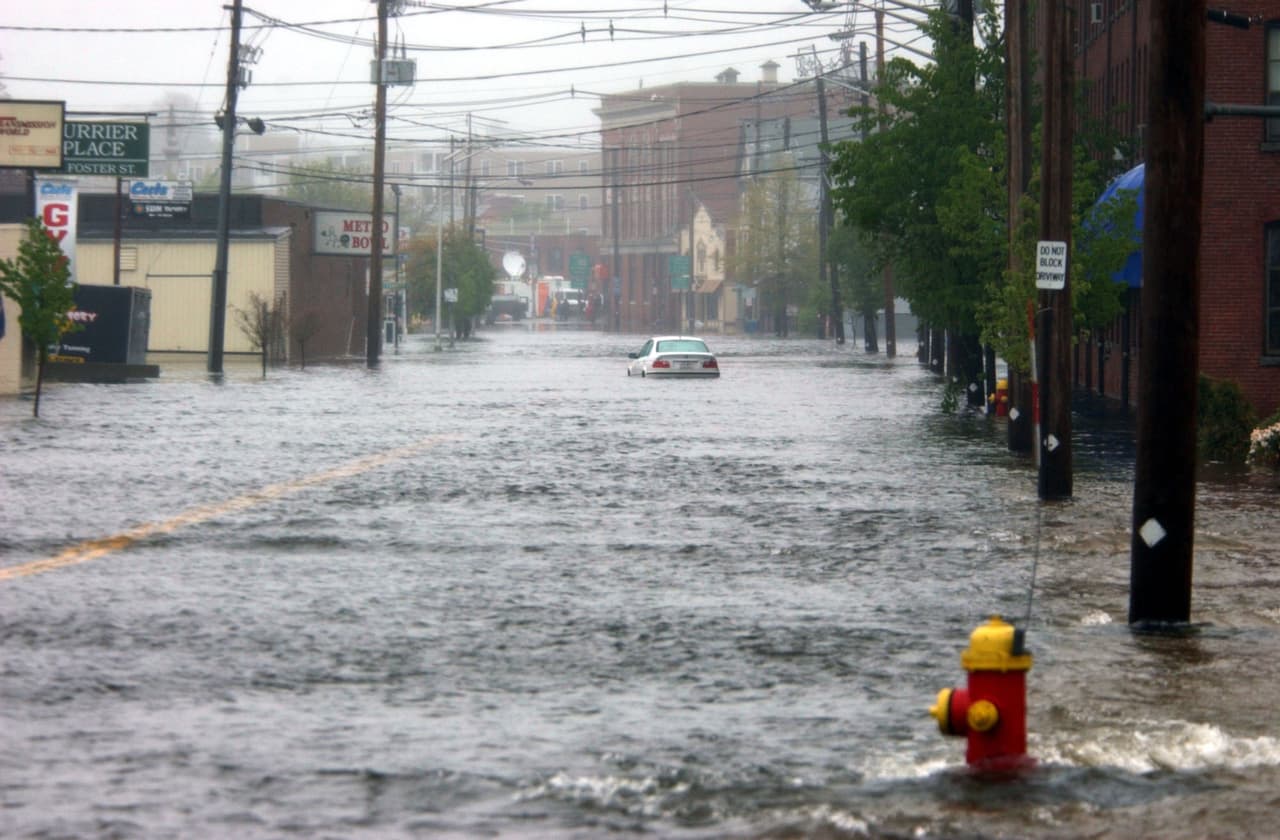 <b>Boston, Massachusetts</b> -
<b> </b>La ciudad "se salvó de su desaparición" hace dos años durante el paso del huracán Sandy. Muchos lo catalogan como de suerte más que de un proceso de planeación. Cuatro horas antes del impacto del huracán había Luna Llena y marea alta. Se calcula que si este huracán hubiera impactado la ciudad durante ese tiempo sus áreas más bajas hubiesen quedado sumergidas varios metros. Si para finales de este siglo el nivel del mar aumenta dos metros en la costa de la ciudad, la ciudad estaría en problemas. A ello hay que sumarle otro factor de riesgo y es que a medida que se eleva la costa oeste alrededor de la falla de San Andrés la ciudad de hunde. Ante este escenario, han habido arquitectos que sugieren que la solución es convertir Boston en una ciudad de canales como Venecia, Italia. Según los pronósticos pronósticos menos optimistas para final de siglo, Boston estaría inundada en un 37% y Cambridge en más de un 85%.