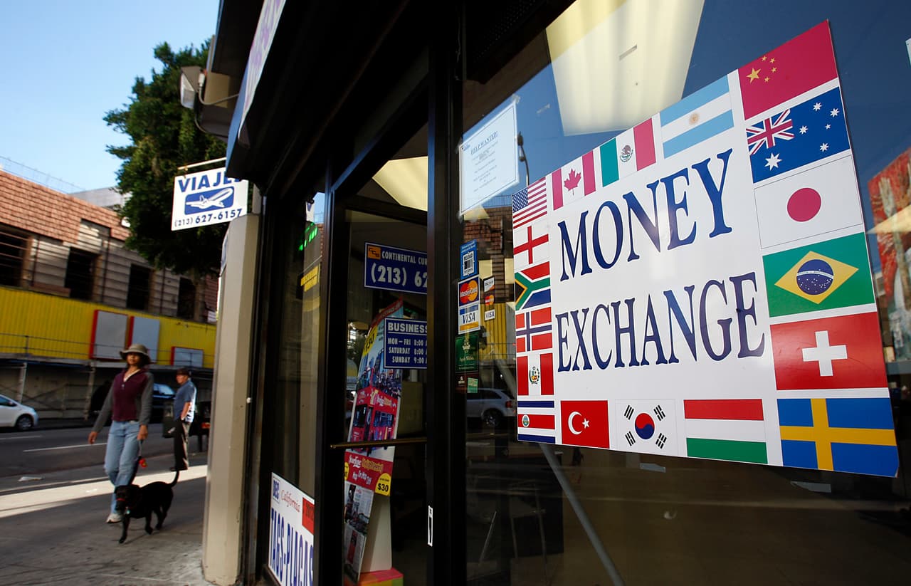 "La única opción es trabajar más": cómo la inflación golpea doble a los migrantes que envían remesas