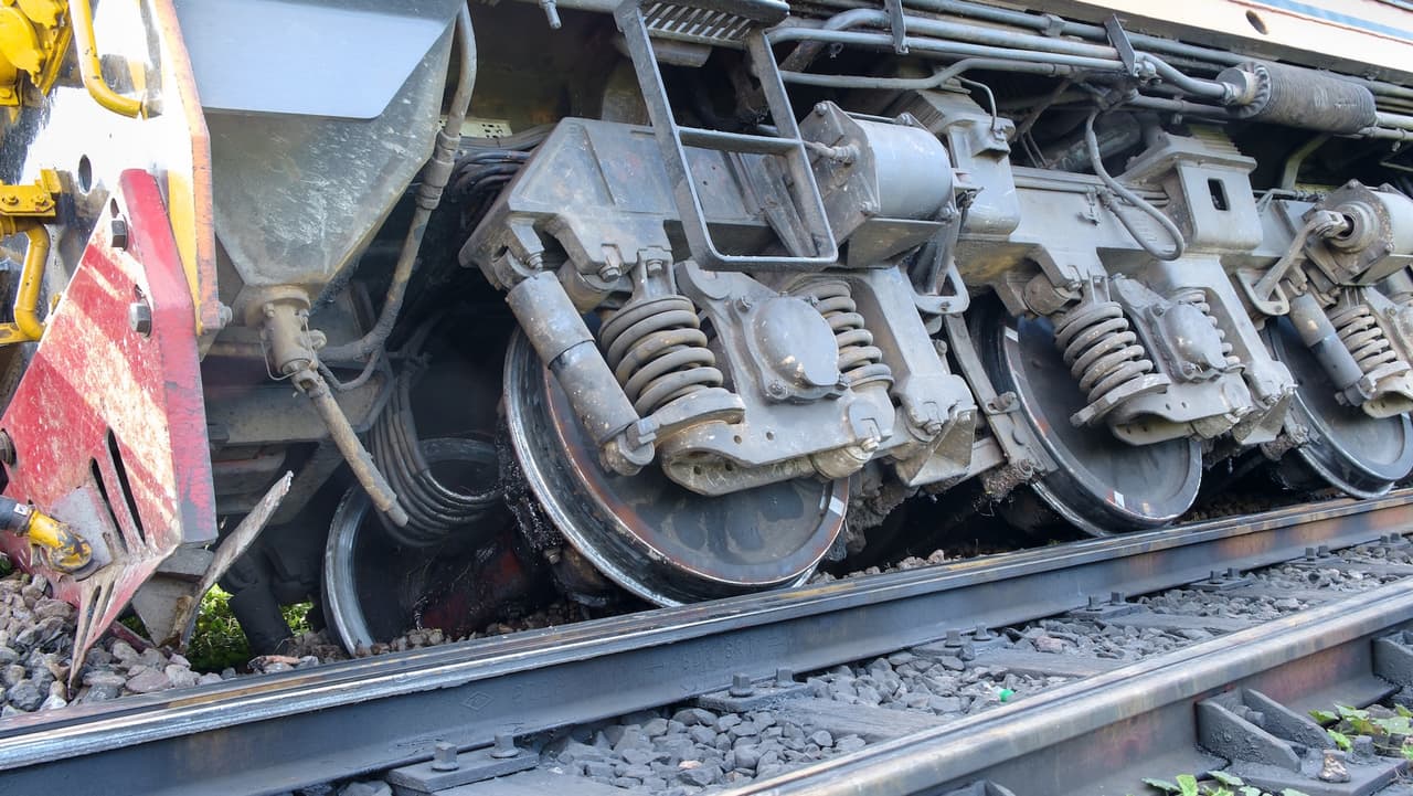 Activan alerta por descarrilamiento de tren con materiales peligrosos en Connecticut