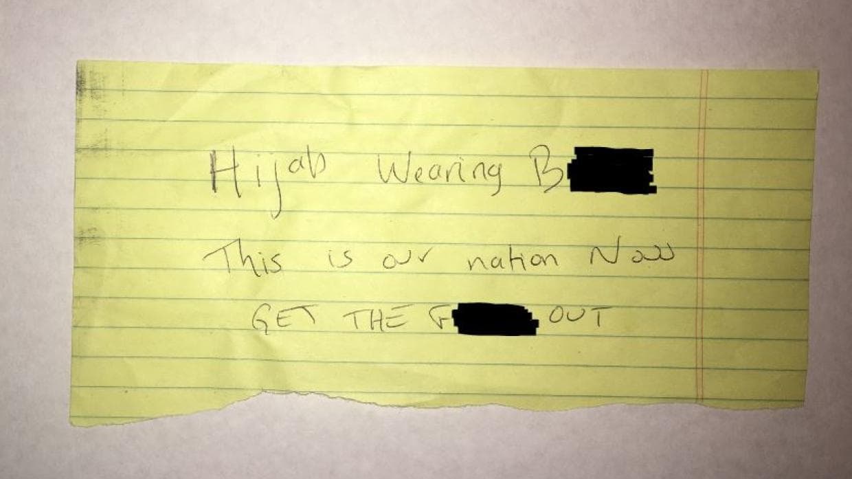 Una mujer que había salido a dar una caminata se encontró a la vuelta con el vidrio de su carro roto, que le habían robado el bolso y una nota que decía "Perra viste-hijab. Esta es nuestra nación ahora. Fuera de aquí". La mujer, que no es musulmana, se había cubierto la cabeza con una bandana para protegerse del sol durante el paseo.
<a href="http://www.sfgate.com/crime/article/Woman-wearing-headscarf-targeted-for-anti-Muslim-10619245.php">Reportado por San Francisco Chronicle el 16 de noviembre</a>.