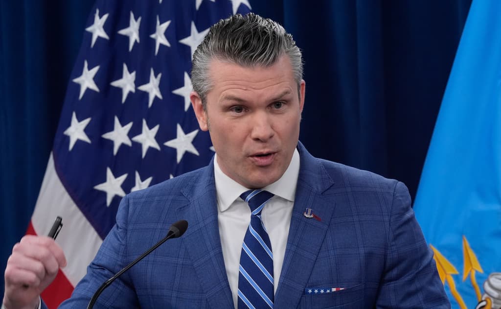 Hegseth dice que Irán no tiene "delfines kamikaze", pero no aclara si EEUU dispone de ellos