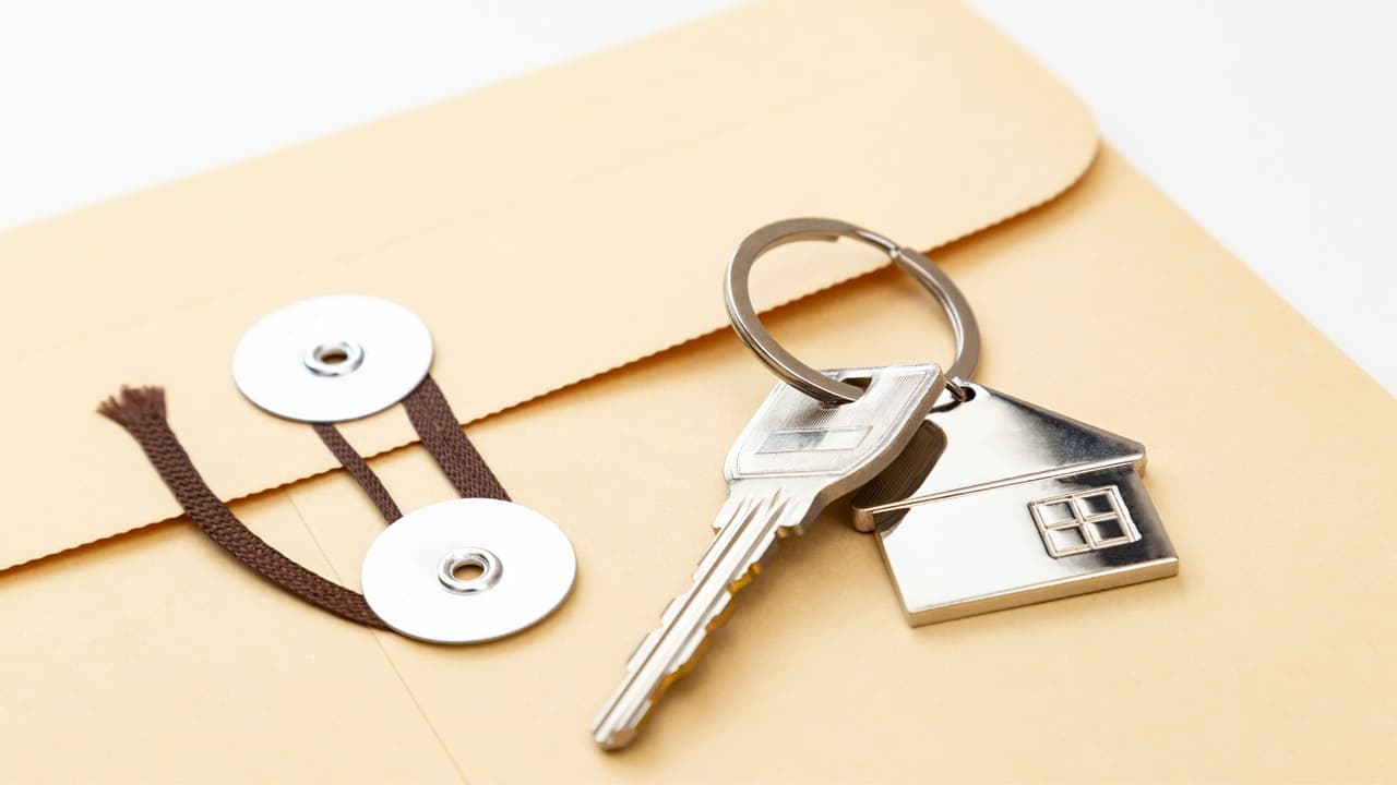 <h3 class="cms-H3-H3">💡 Ejemplo</h3> Doña Vanessa, vecina de Oak Cliff,
<b> renta un dúplex.</b>
<br>Antes
<b>podía esperar casi dos meses para recuperar su propiedad </b>si un inquilino dejaba de pagar.
<br>Con la SB 38, ese tiempo
<b>se reduce prácticamente a la mitad.</b>