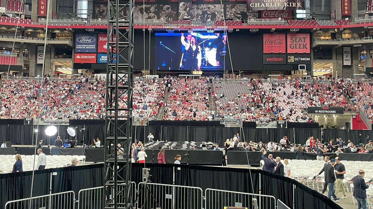 La planta baja del estadio, constató
<b><i>Univision Arizona</i></b>, fue reservada para integrantes de Turning Point USA y otras personas cercanas a Kirk.