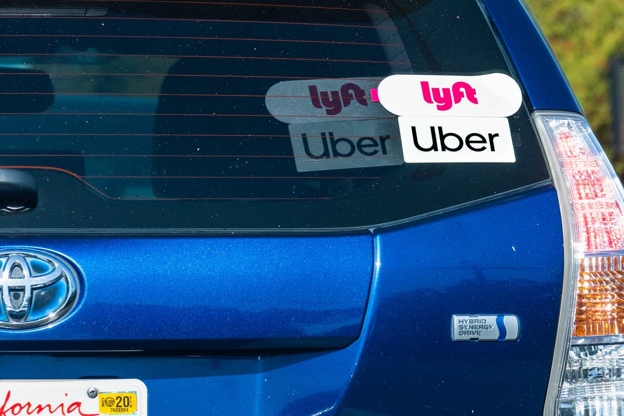 <b>Uber y Lyft.</b> El distanciamiento social ha hecho que la demanda de servicio en estas aplicaciones haya caído sustancialmente, en especial en las grandes ciudades. Además, ambas compañías anunciaron que dejarían de permitir que diferentes usuarios compartan el mismo automóvil, una modalidad que atraía clientes. Muchos conductores informaron una disminución del 50% en sus ingresos y Uber prometió asistencia financiera a los que están en cuarentena. El precio de la acción de esta compañía cayó de más de 40 dólares en febrero a menos de 17 a mediados de marzo.
<br>