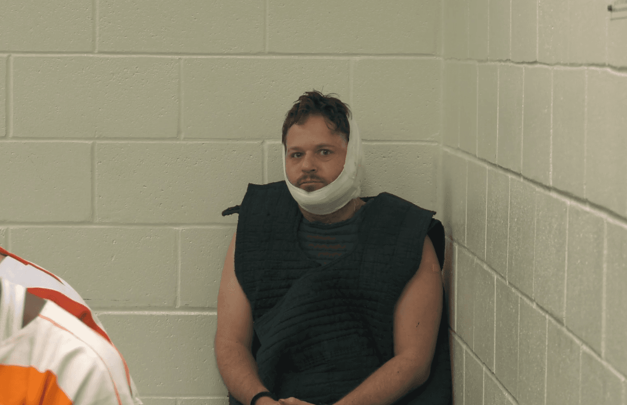 En tanto,
<b>Bryan Maclean Howard</b>, de 41 años, fue arrestado y acusado de ocho cargos de homicidio involuntario y conducir bajo la influencia de sustancias prohibidas.