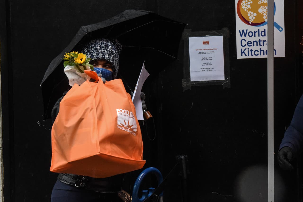 Una persona carga la bolsa de productos que recibió del Community Kitchen and Food Pantry. El banco de alimentos distribuyó el viernes productos para bebés, alimentos y flores en honor del Día de la Madre en medio de la pandemia.