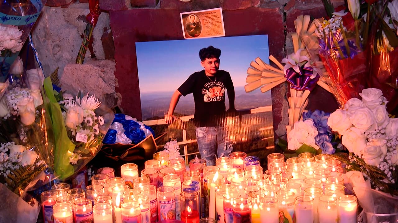 La mujer comentó que a
<b>mbos jóvenes regresaban de cenar.</b>
<br>El primo hablaba por teléfono con su novia cuando ocurrió el impacto.
<b>La novia del adolescente llamó a la madre quien corrió de inmediato al lugar, </b>donde observó el carro prácticamente destruido.
<br>