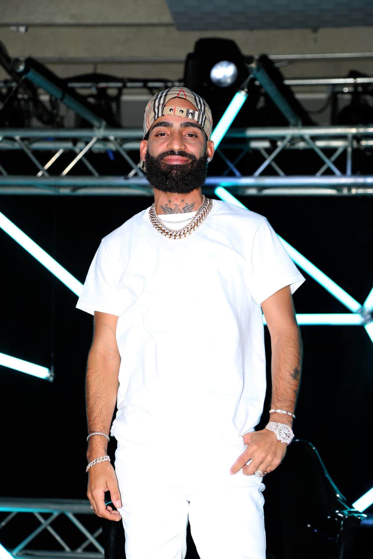 De acuerdo con la agencia EFE, falleció en las primeras horas del domingo
<b>tras un accidente automovilístico</b> en San Juan, Puerto Rico. Aparentemente, una mujer en presunto estado de ebriedad chocó en sentido contrario al auto del joven. El impacto habría provocado que Santos saliera "expulsado" y las lesiones ocasionadas le causaron la muerte.
<br>