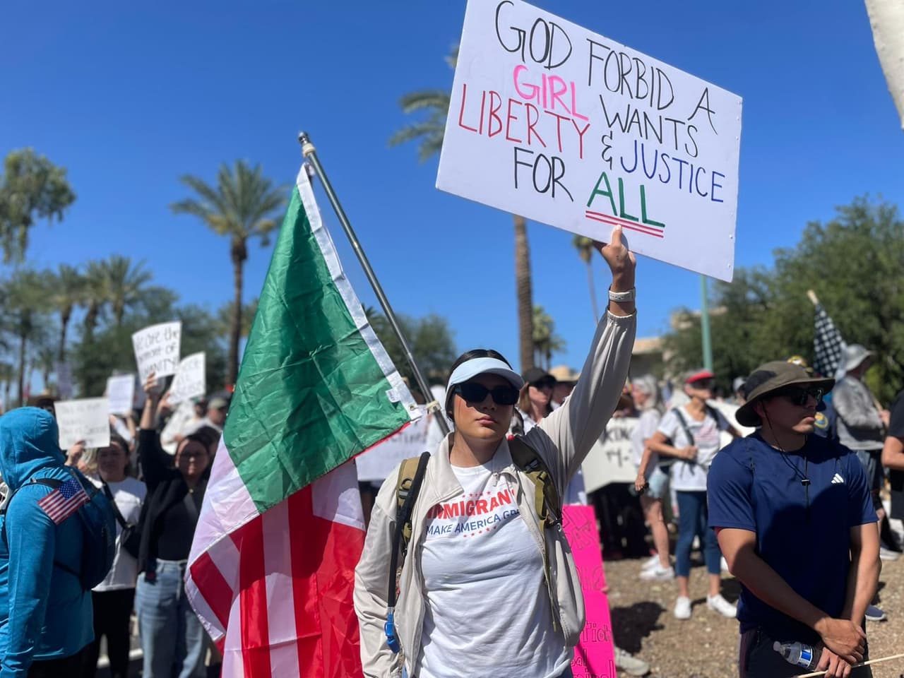 El Capitolio estatal de Arizona fue epicentro de la
<b>movilización 'No Kings' </b>más grande del estado.