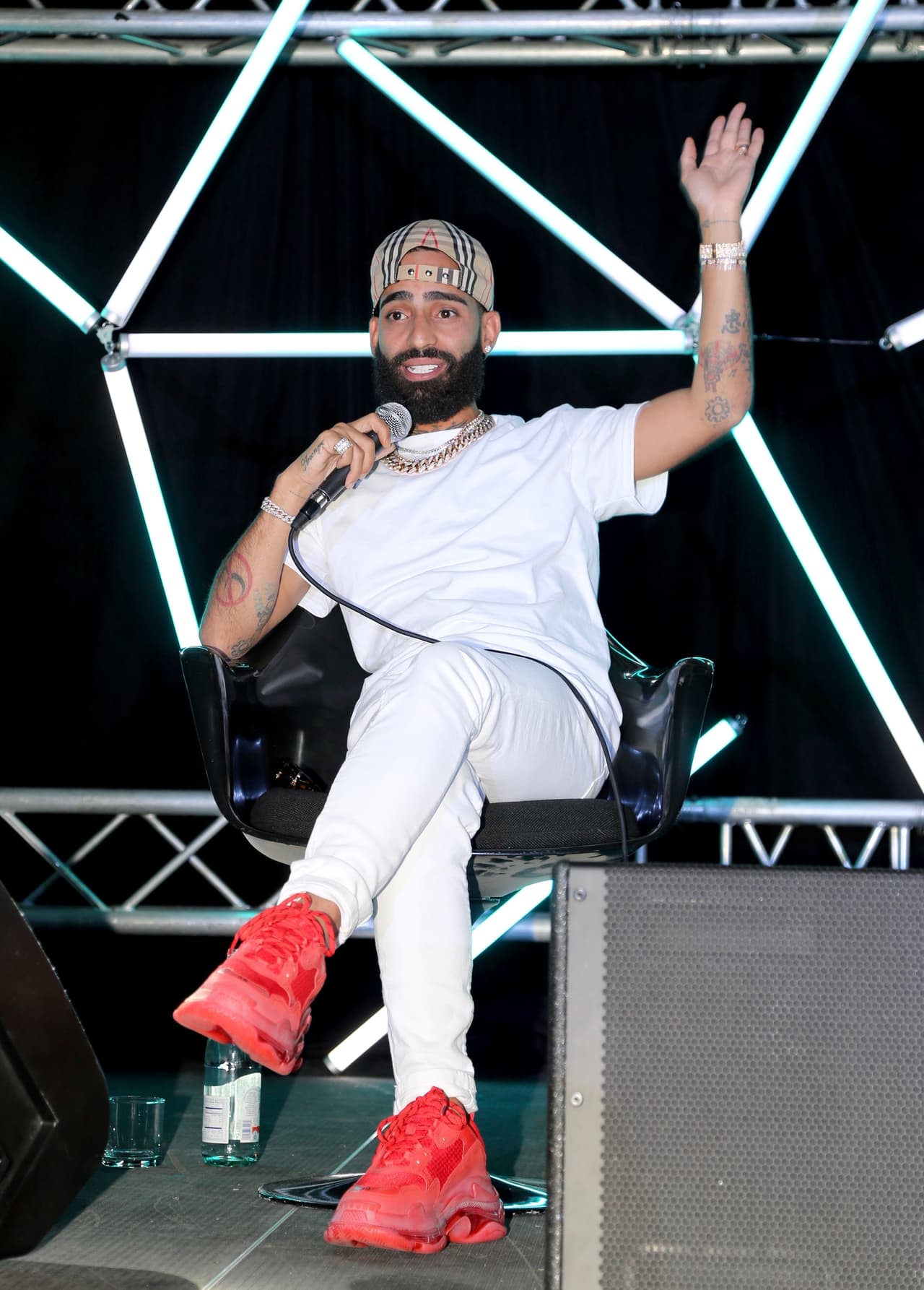 Al filo de la mañana de este domingo, y solo horas después de que la noticia trascendió desde Puerto Rico, el artista, conocido como 'La Maravilla', dejó ver el dolor por el que atraviesa en estos momentos.
<br>