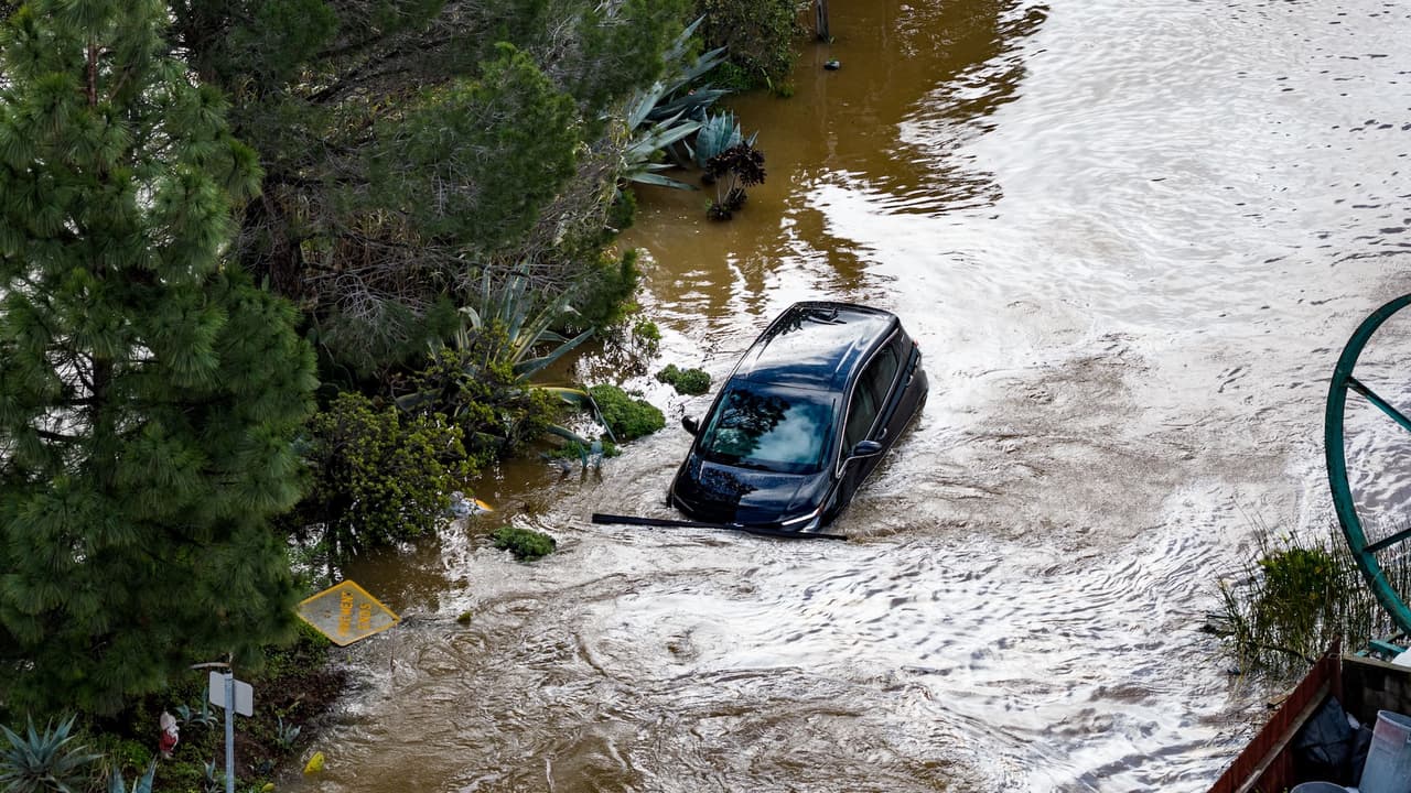 Hombre muere tras ser arrastrado por inundaciones en el condado de San Bernardino