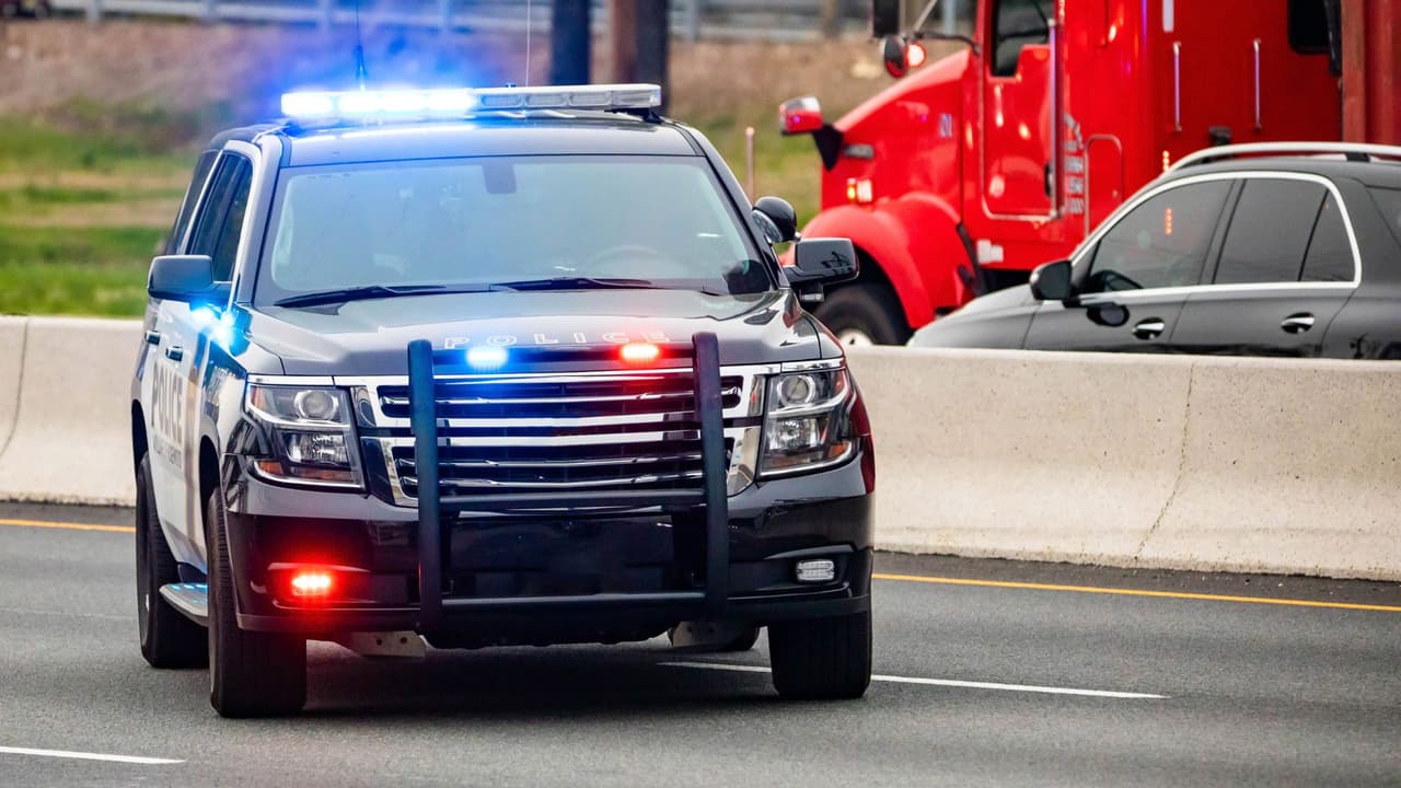 “Es una realidad que hoy vivimos bajo un clima de mayor escrutinio, donde
<b>cualquier acción errónea puede traer consecuencias graves</b>. Por eso resulta esencial que la comunidad esté bien informada y no actúe guiada por rumores o miedo”, resalta el abogado Haim Vasquez.
<br>Agrega, “llevar en tu vehículo a una persona indocumentada
<b> no constituye un delito si no existe la intención de esconderla o ayudarla a evadir la ley</b>”.
<br>👉🏻 Este artículo ofrece información general: cualquier caso concreto debe ser revisado con un abogado, porque en Texas las consecuencias pueden ser severas.