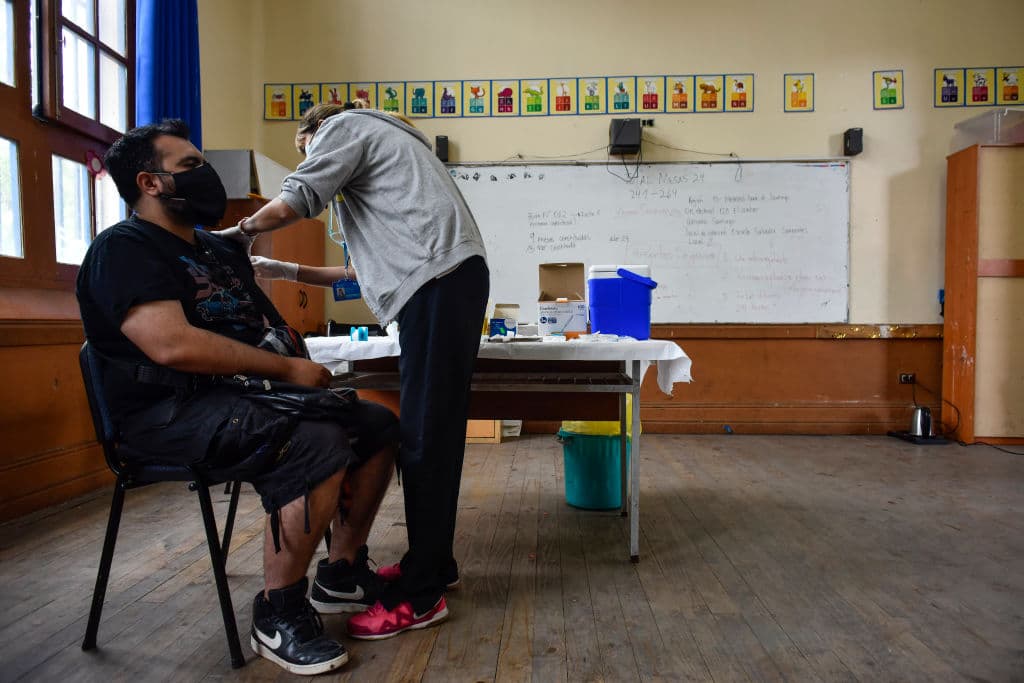 ¿Despidos por no vacunarse? Distrito Escolar de Los Ángeles anuncia consecuencias para sus trabajadores