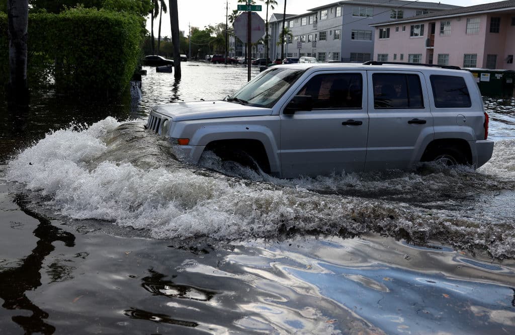 ¿Puedes ser multado por manejar en una calle inundada en Florida? Esto dice la nueva ley
