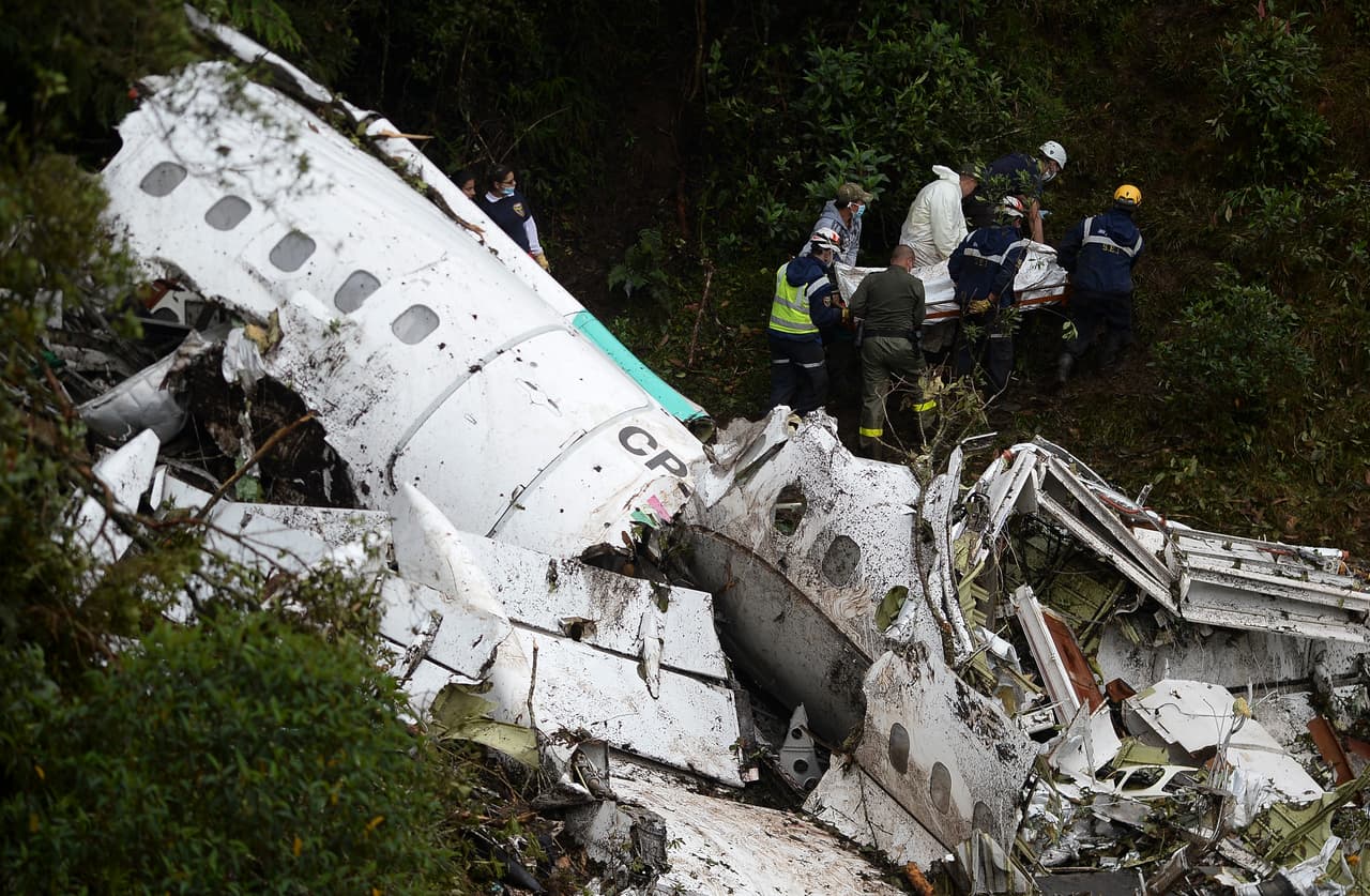 <b>El avión que trasladaba a equipo de fútbol brasileño Chapecoense se quedó sin gasolina y cayó cerca de Medellín, Colombia, en noviembre de 2016.</b> El vuelo llevaba a los jugadores desde Santa Cruz de la Sierra, en Bolivia, hasta Medellín, Colombia, donde competirían por la Copa Sudamericana de Fútbol. Las investigaciones concluyeron que el piloto debío hacer escala para reponer combustible pero no lo hizo, confiado en que no le haría falta. El avión se precipitó unas ocho millas antes de llegar a su destino. Cuatro personas sobrevivieron y 71 fallecieron.