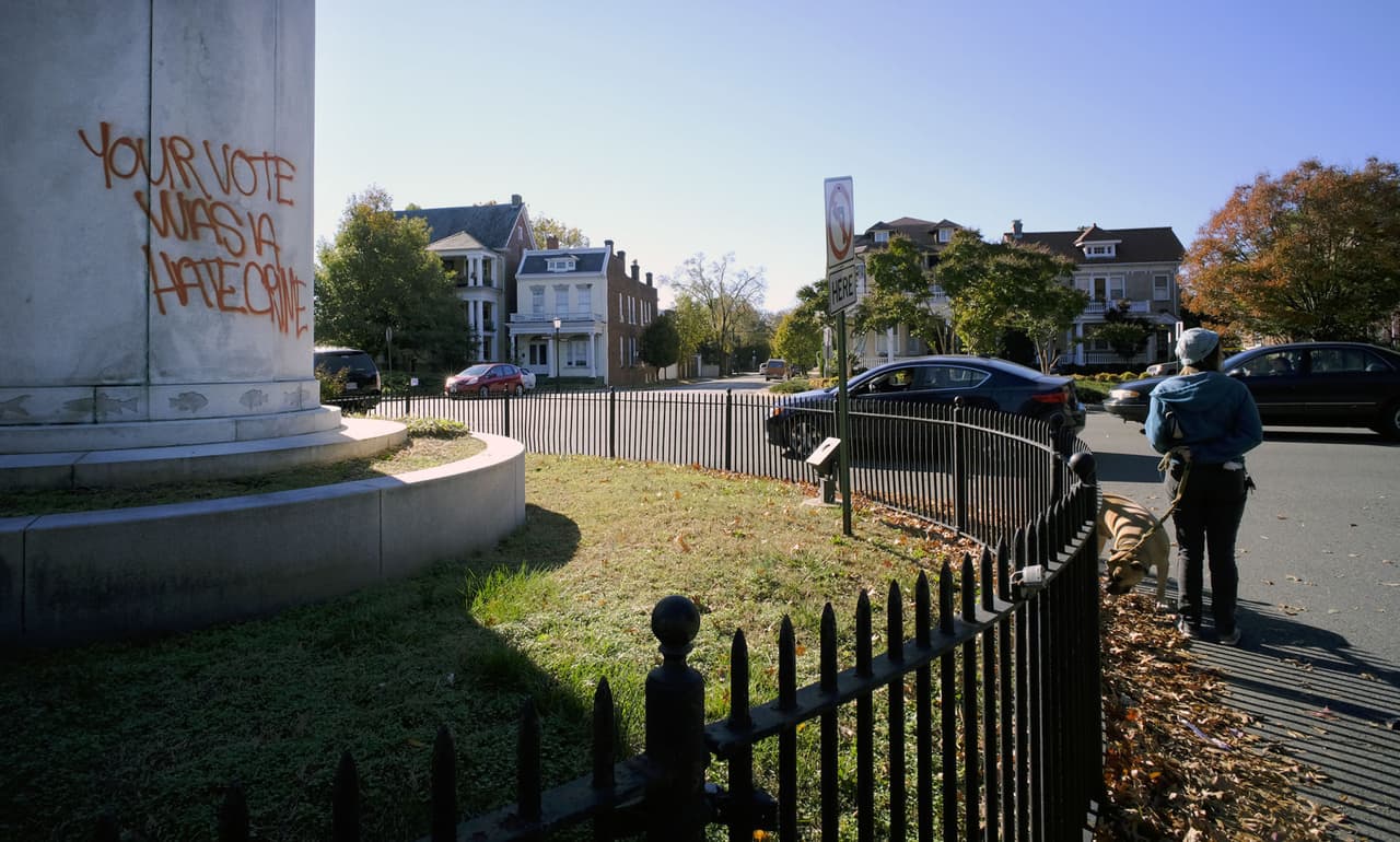 Tras una celebración anti-Trump la noche de las elecciones, varios monumentos de Richmond, Virgina, aparecieron con grafittis que decían
<b>"Tu voto fue un crimen de odio".</b>
<a href="http://www.richmond.com/news/local/city-of-richmond/article_00e85d51-4b55-5320-9cde-89b6d99f5579.html">Reportado por The Richmond Times Dispatch</a>.