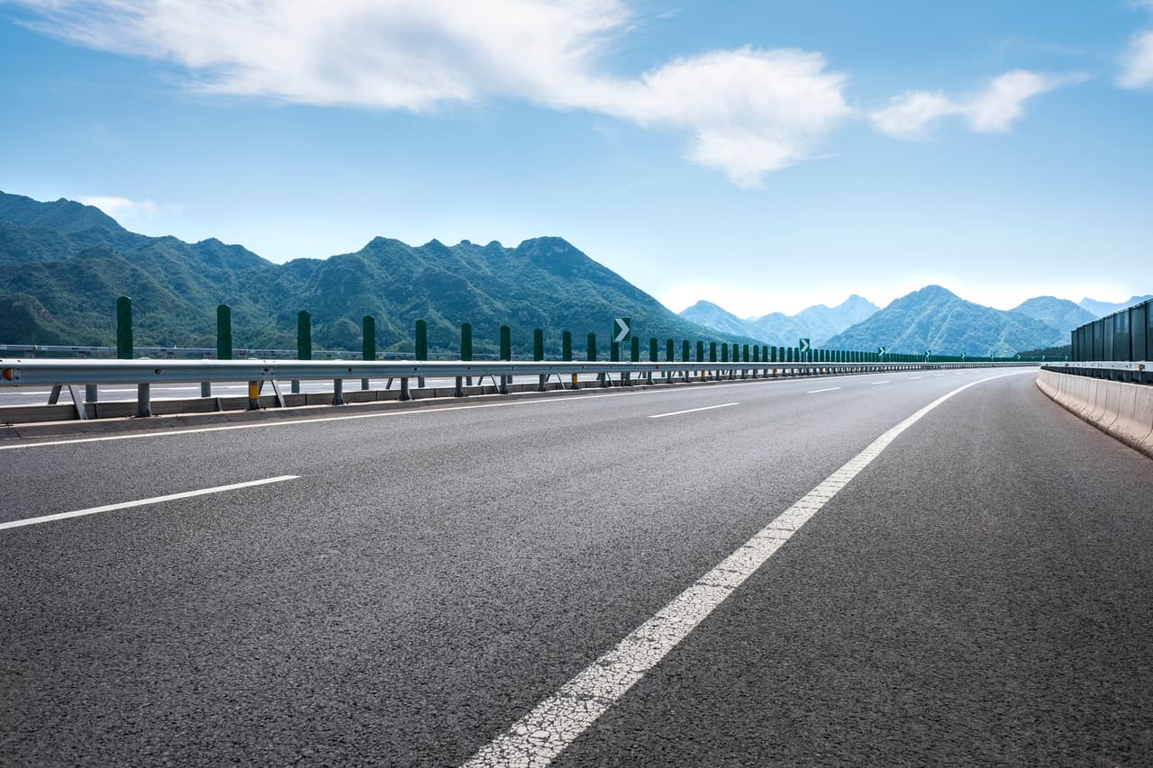 Arrestan a niña de 13 años que conducía una SUV junto a otro menor de 11 tras una persecución a 100 mph en una autopista