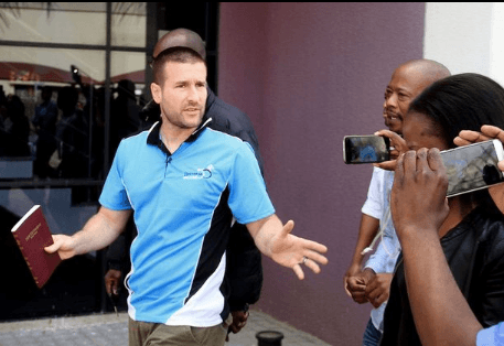 Pastor antigay insinúa que los incendios de Australia podrían ser un castigo de Dios y colega lo refuta en Youtube