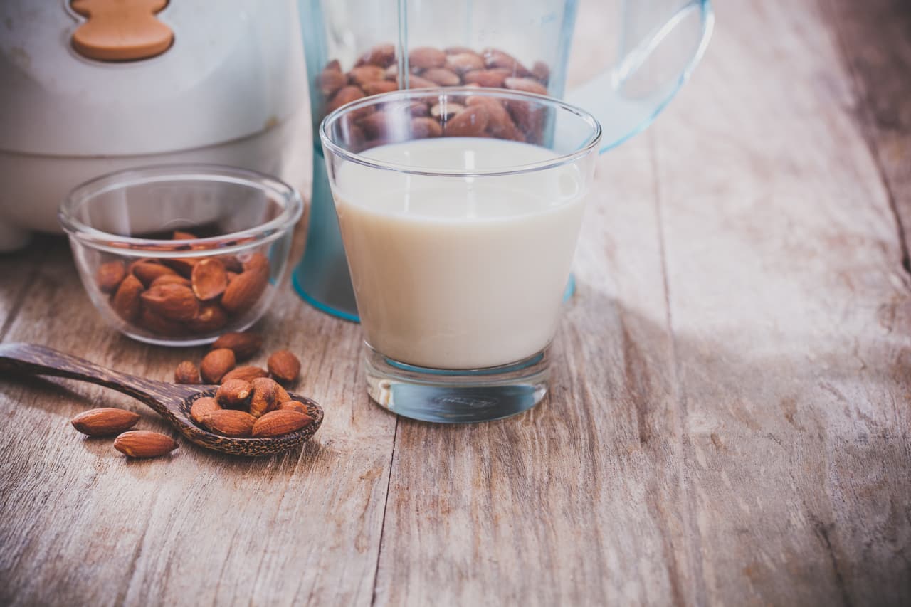 <b>Leche de avena, arroz o almendras</b>. Las proteínas de estas bebidas tienen menor valor que la de la soya. La leche de almendra, por otro lado, necesita
<a href="https://www.theguardian.com/lifeandstyle/shortcuts/2015/oct/21/almond-milk-quite-good-for-you-very-bad-for-the-planet">una gran cantidad de agua para su fabricación</a>, por lo que no es un producto recomendable desde el punto de vista medioambiental.